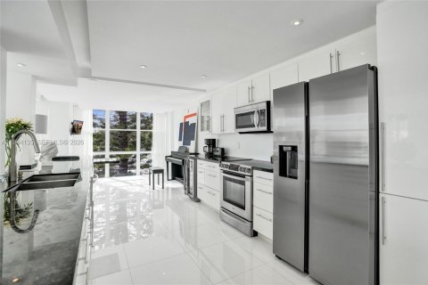 Copropriété à vendre à Hallandale Beach, Floride: 3 chambres, 132.85 m2 № 2061818 - photo 2