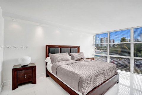 Copropriété à vendre à Hallandale Beach, Floride: 3 chambres, 132.85 m2 № 2061818 - photo 9
