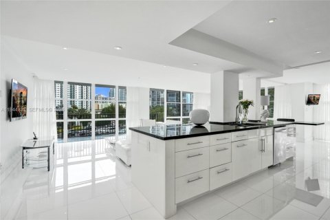 Copropriété à vendre à Hallandale Beach, Floride: 3 chambres, 132.85 m2 № 2061818 - photo 14
