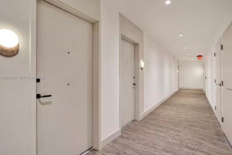 Condo in Miami Beach, Florida, 1 bedroom  № 2392077 - photo 16