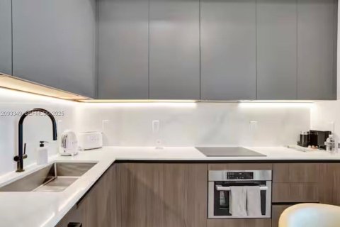 Condo in Miami Beach, Florida, 1 bedroom  № 2392077 - photo 2