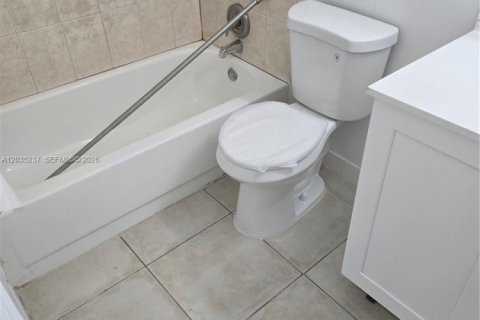Apartamento en alquiler en Hollywood, Florida, 1 dormitorio, 54.63 m2 № 2084766 - foto 2