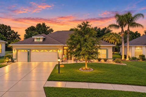 House in Leesburg, Florida 2 bedrooms, 183.67 sq.m. № 2314228