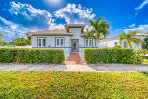 House in Dania Beach, Florida 3 bedrooms, 206.8 sq.m. № 1738771 - photo 1