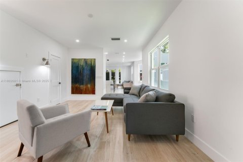 Townhouse in Miami, Florida 3 bedrooms, 153.29 sq.m. № 1946520 - photo 2
