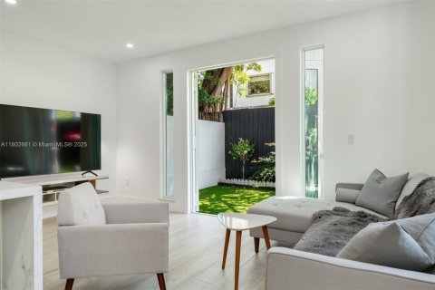 Townhouse in Miami, Florida 3 bedrooms, 153.29 sq.m. № 1946520 - photo 11