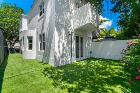 Townhouse in Miami, Florida 3 bedrooms, 153.29 sq.m. № 1946520 - photo 12