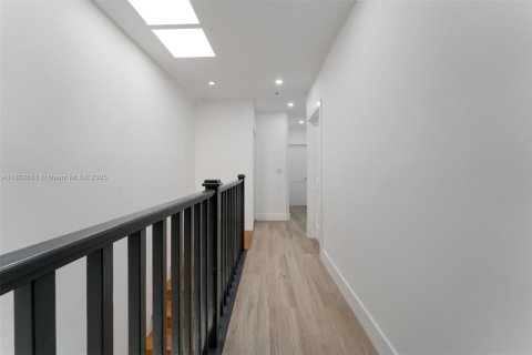 Townhouse in Miami, Florida 3 bedrooms, 153.29 sq.m. № 1946520 - photo 25