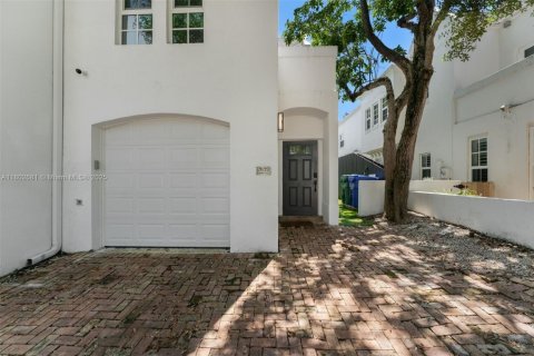 Townhouse in Miami, Florida 3 bedrooms, 153.29 sq.m. № 1946520 - photo 1