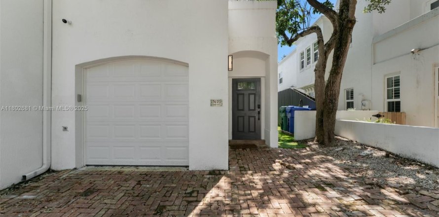 Townhouse in Miami, Florida 3 bedrooms, 153.29 sq.m. № 1946520