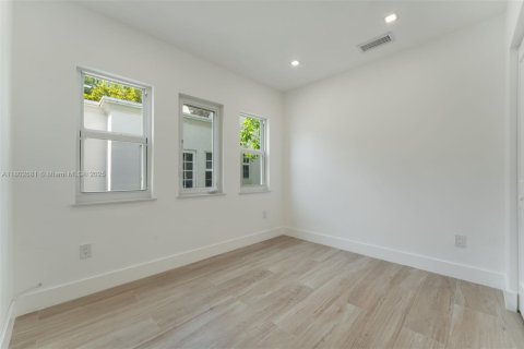 Townhouse in Miami, Florida 3 bedrooms, 153.29 sq.m. № 1946520 - photo 23