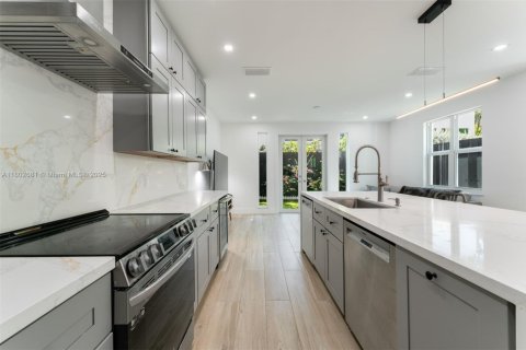 Townhouse in Miami, Florida 3 bedrooms, 153.29 sq.m. № 1946520 - photo 5