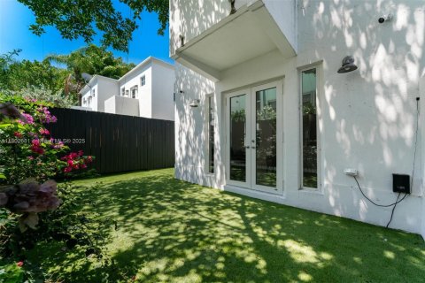 Townhouse in Miami, Florida 3 bedrooms, 153.29 sq.m. № 1946520 - photo 13