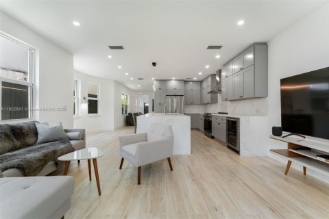Townhouse in Miami, Florida 3 bedrooms, 153.29 sq.m. № 1946520 - photo 10