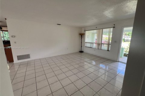 Villa ou maison à vendre à Miramar, Floride: 2 chambres, 121.52 m2 № 1966694 - photo 7