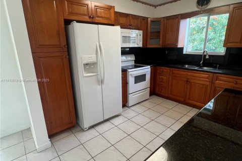 Villa ou maison à vendre à Miramar, Floride: 2 chambres, 121.52 m2 № 1966694 - photo 9