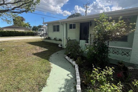 Villa ou maison à vendre à Miramar, Floride: 2 chambres, 121.52 m2 № 1966694 - photo 3