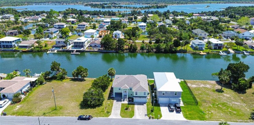 Casa en Hernando Beach, Florida 3 dormitorios, 178.93 m2 № 1919211