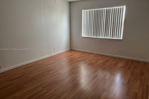 Condominio en venta en Hialeah, Florida, 2 dormitorios, 131.64 m2 № 1921106 - foto 1
