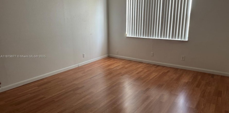 Condominio en Hialeah, Florida, 2 dormitorios № 1921106