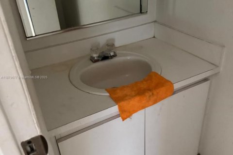 Condominio en venta en Hialeah, Florida, 2 dormitorios, 131.64 m2 № 1921106 - foto 16