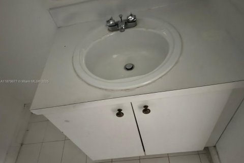 Condominio en venta en Hialeah, Florida, 2 dormitorios, 131.64 m2 № 1921106 - foto 15