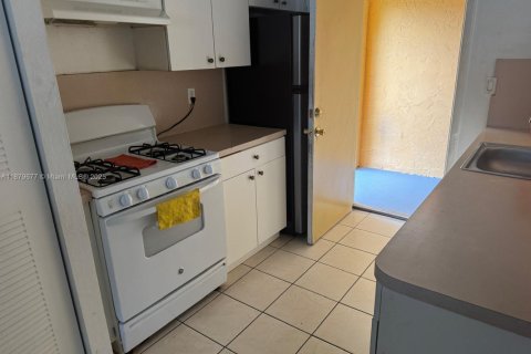 Condominio en venta en Hialeah, Florida, 2 dormitorios, 131.64 m2 № 1921106 - foto 11