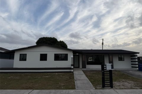 Купить виллу или дом в Майами-Гарденс, Флорида 4 спальни, 144.37м2, № 2005109 - фото 1