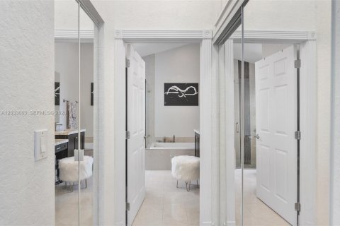 House in Weston, Florida 3 bedrooms, 173.36 sq.m. № 2173178 - photo 25