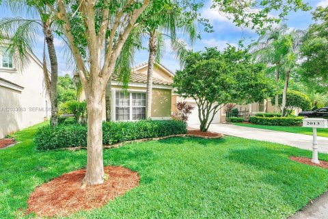 House in Weston, Florida 3 bedrooms, 173.36 sq.m. № 2173178 - photo 2