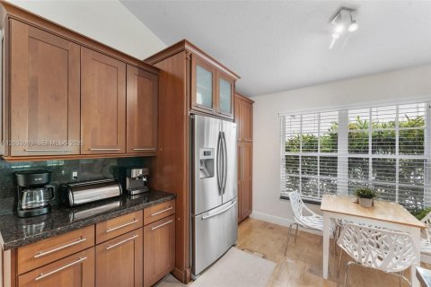 House in Weston, Florida 3 bedrooms, 173.36 sq.m. № 2173178 - photo 12