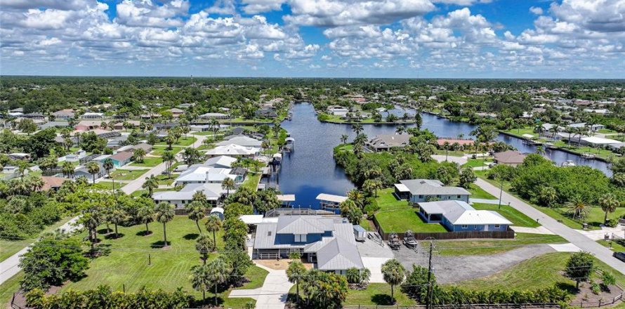 Villa ou maison à Port Charlotte, Floride 4 chambres, 346.43 m2 № 1884444