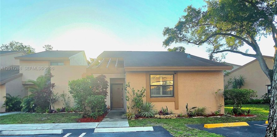 Townhouse in Cooper City, Florida 2 bedrooms, 88.54 sq.m. № 2247542