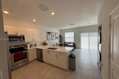 Купить таунхаус в Майами, Флорида 3 спальни, № 2045306 - фото 12