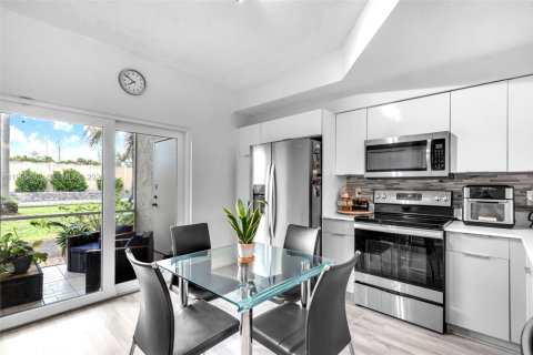 Townhouse in Coral Springs, Florida 3 bedrooms, 108.7 sq.m. № 2058257 - photo 14