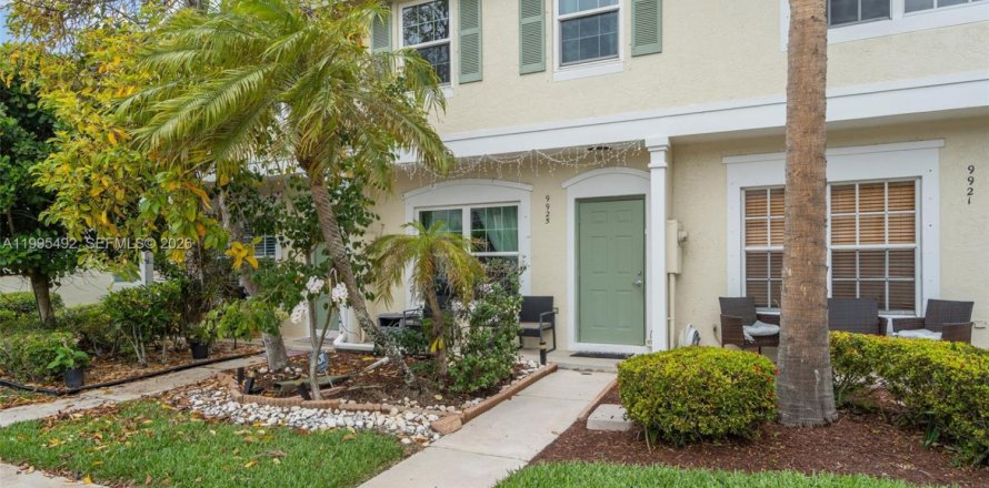 Townhouse in Coral Springs, Florida 3 bedrooms, 108.7 sq.m. № 2058257