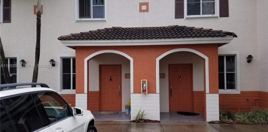 House in Miami Gardens, Florida 3 bedrooms, 133.78 sq.m. № 1990671