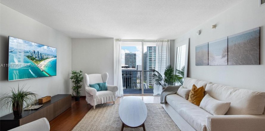 Кондоминиум с 3 спальнями в Майами, Флорида № 2057340