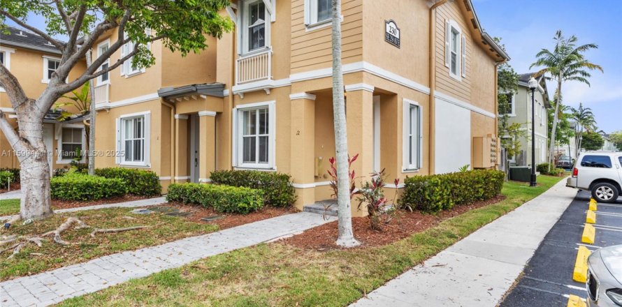 Townhouse in Homestead, Florida 2 bedrooms, 119.84 sq.m. № 1696458
