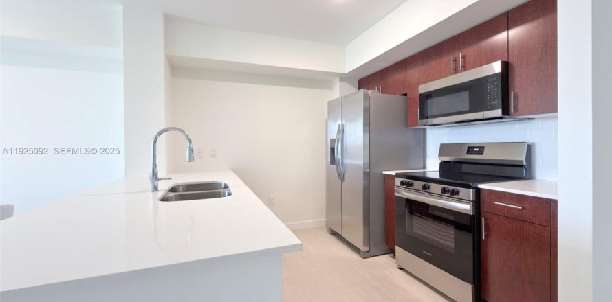 Apartamento en Sweetwater, Florida 2 dormitorios, 479.75 m2 № 1984610