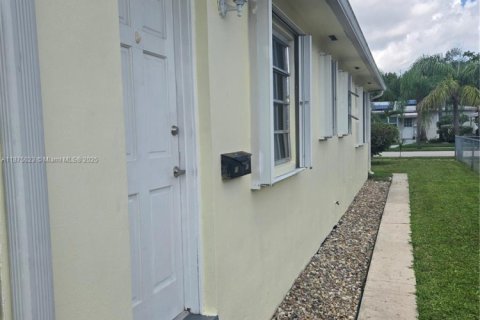 Casa en alquiler en Hollywood, Florida, 1 dormitorio, 55.83 m2 № 1931764 - foto 2