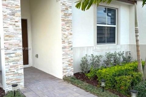 Touwnhouse à louer à Homestead, Floride: 3 chambres, 123.37 m2 № 2028170 - photo 2