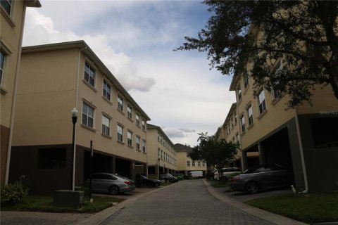 Townhouse in Tampa, Florida 4 bedrooms, 224.45 sq.m. № 2376779 - photo 4