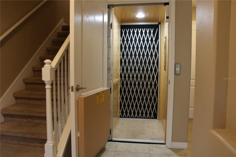 Townhouse in Tampa, Florida 4 bedrooms, 224.45 sq.m. № 2376779 - photo 11