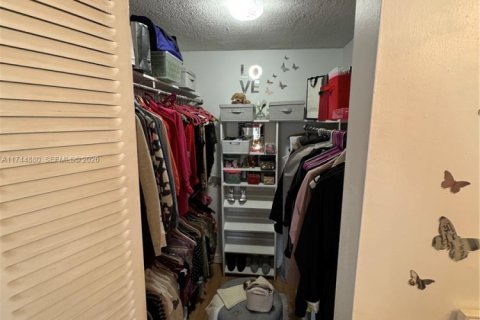 Condo in North Miami, Florida, 1 bedroom  № 2154526 - photo 23