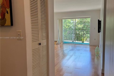 Condo in North Miami, Florida, 1 bedroom  № 2154526 - photo 4