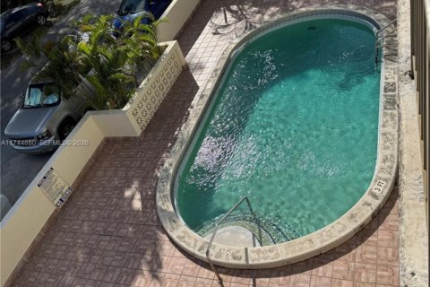 Condo in North Miami, Florida, 1 bedroom  № 2154526 - photo 11