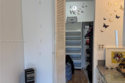 Condo in North Miami, Florida, 1 bedroom  № 2154526 - photo 21