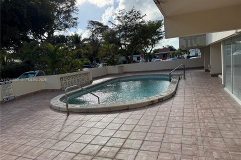 Condo in North Miami, Florida, 1 bedroom  № 2154526 - photo 12