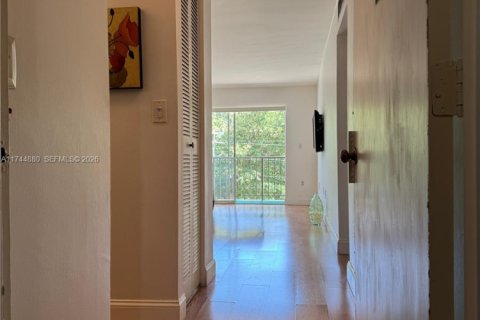 Condo in North Miami, Florida, 1 bedroom  № 2154526 - photo 5